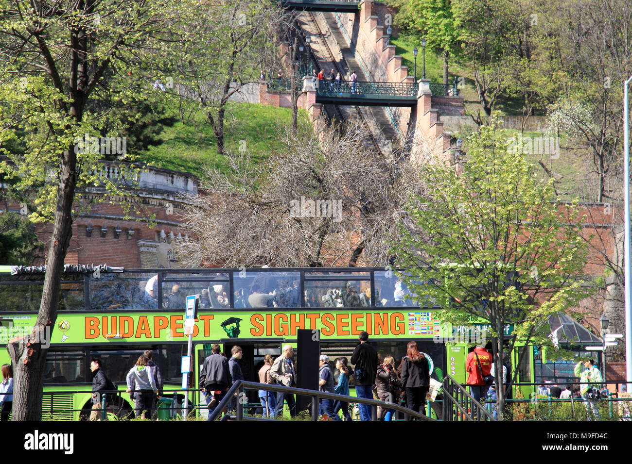 Budapest bus de tourisme plein de touristes devant le funiculaire de la capitale hongroise de Budapest Hongrie ville Banque D'Images