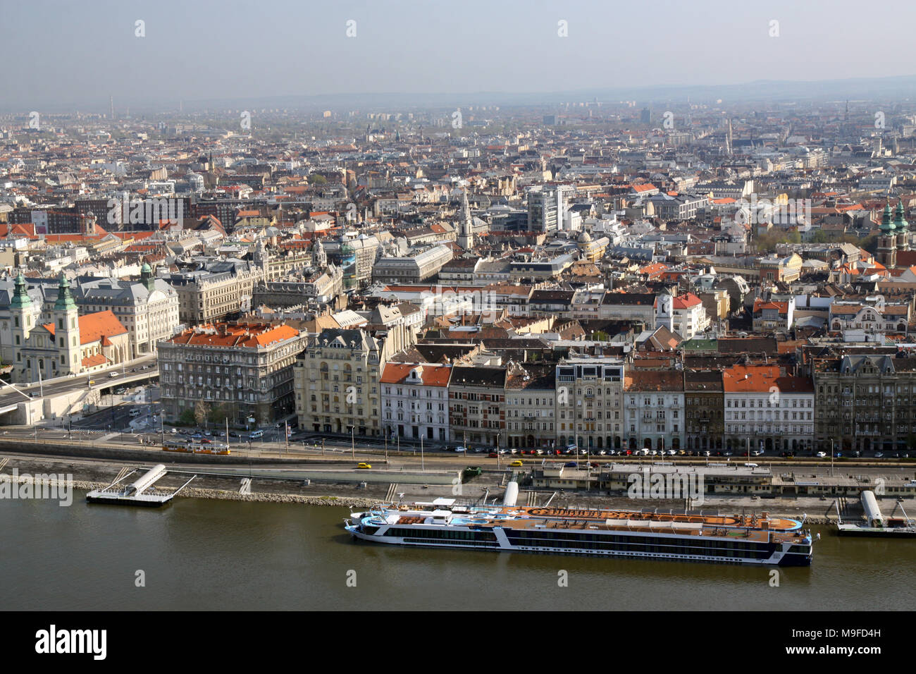 Vue sur les toits et les toits de la capitale hongroise de Budapest Hongrie montrant un bateau de croisière sur le Danube Banque D'Images