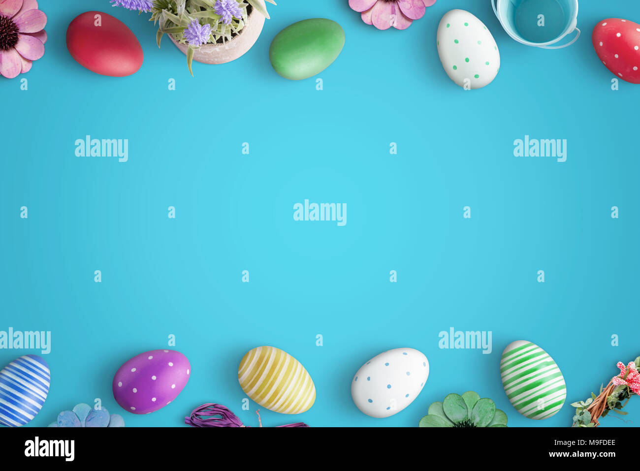 Oeufs de Pâques sur la surface bleue. Mise à plat, vue supérieure de la scène avec l'espace libre pour le texte. Banque D'Images