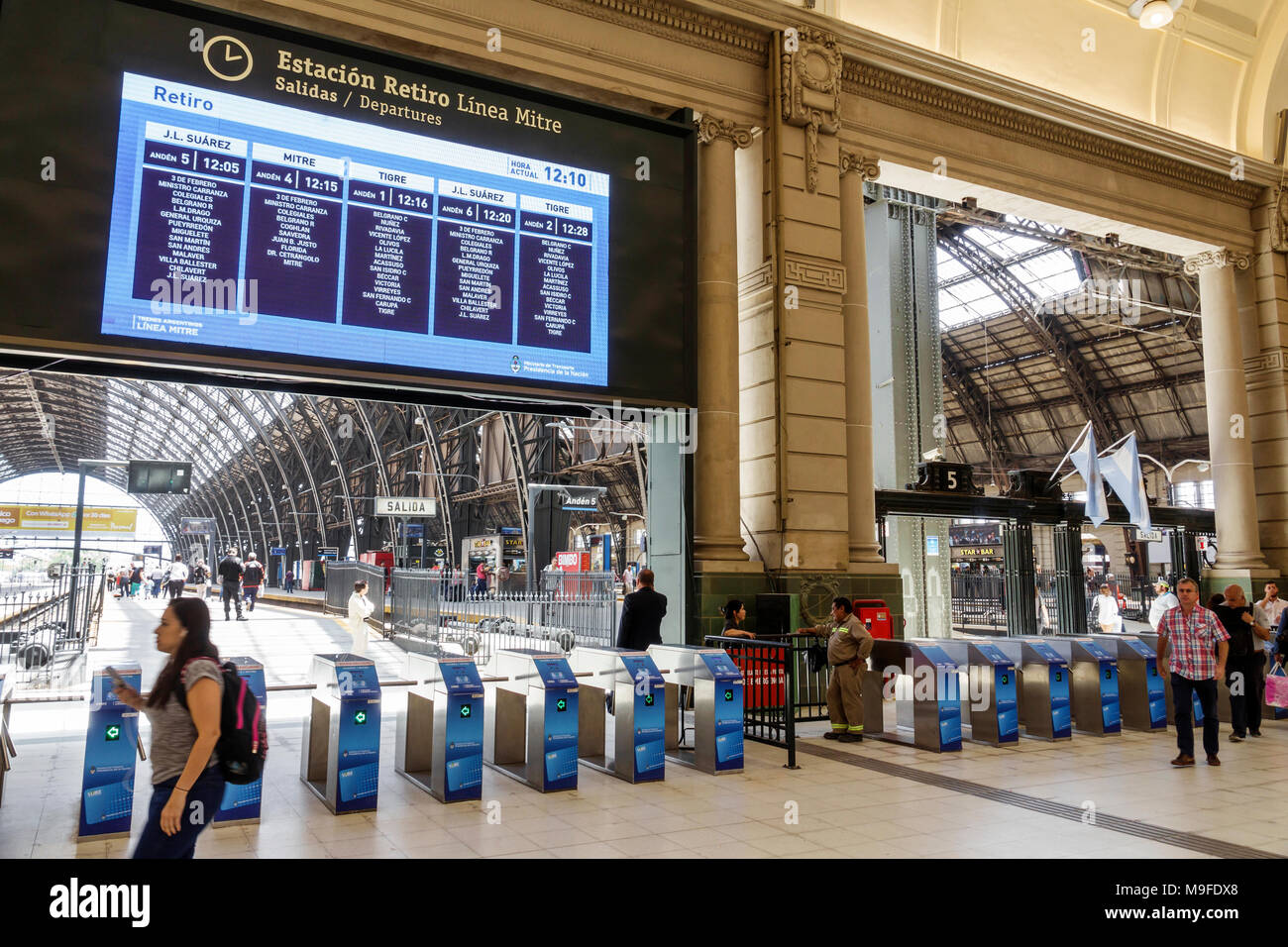 Buenos Aires Argentina,Estacion Retiro gare,plate-forme,gare ferroviaire terminus,panneau de départ,tourniquets,intérieur,hispanique,ARG171128125 Banque D'Images