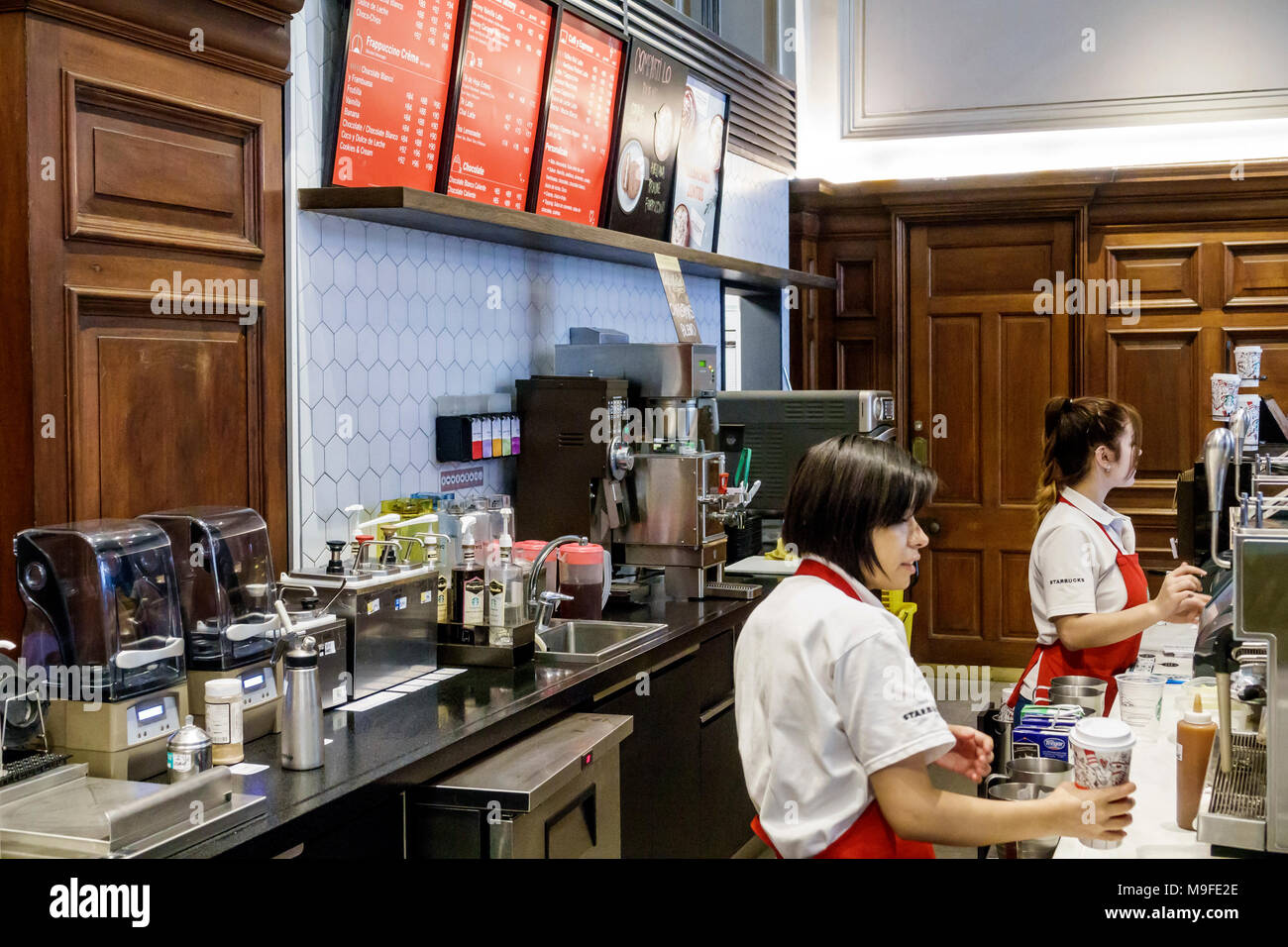 Buenos Aires Argentina, Estacion Retiro gare, Starbucks café, café, café, intérieur, comptoir, adultes femme femme femme femme femme, ba Banque D'Images