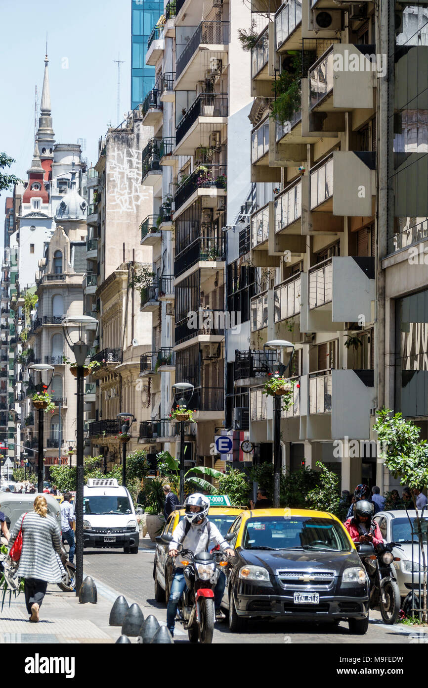 Buenos Aires Argentina,Retiro,scène de rue,trafic,motos de moto,taxi,bâtiment,piéton,les visiteurs Voyage de tourisme de voyage terre Banque D'Images