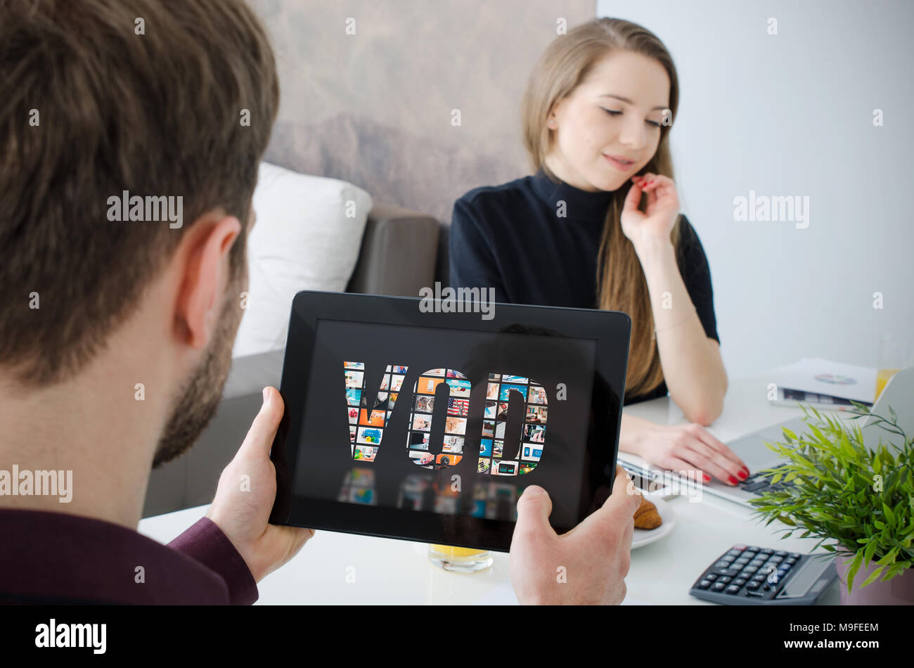 Man using digital tablet pour regarder un film sur le service de VOD. La vidéo sur demande télévision internet stream concept multimédia Banque D'Images