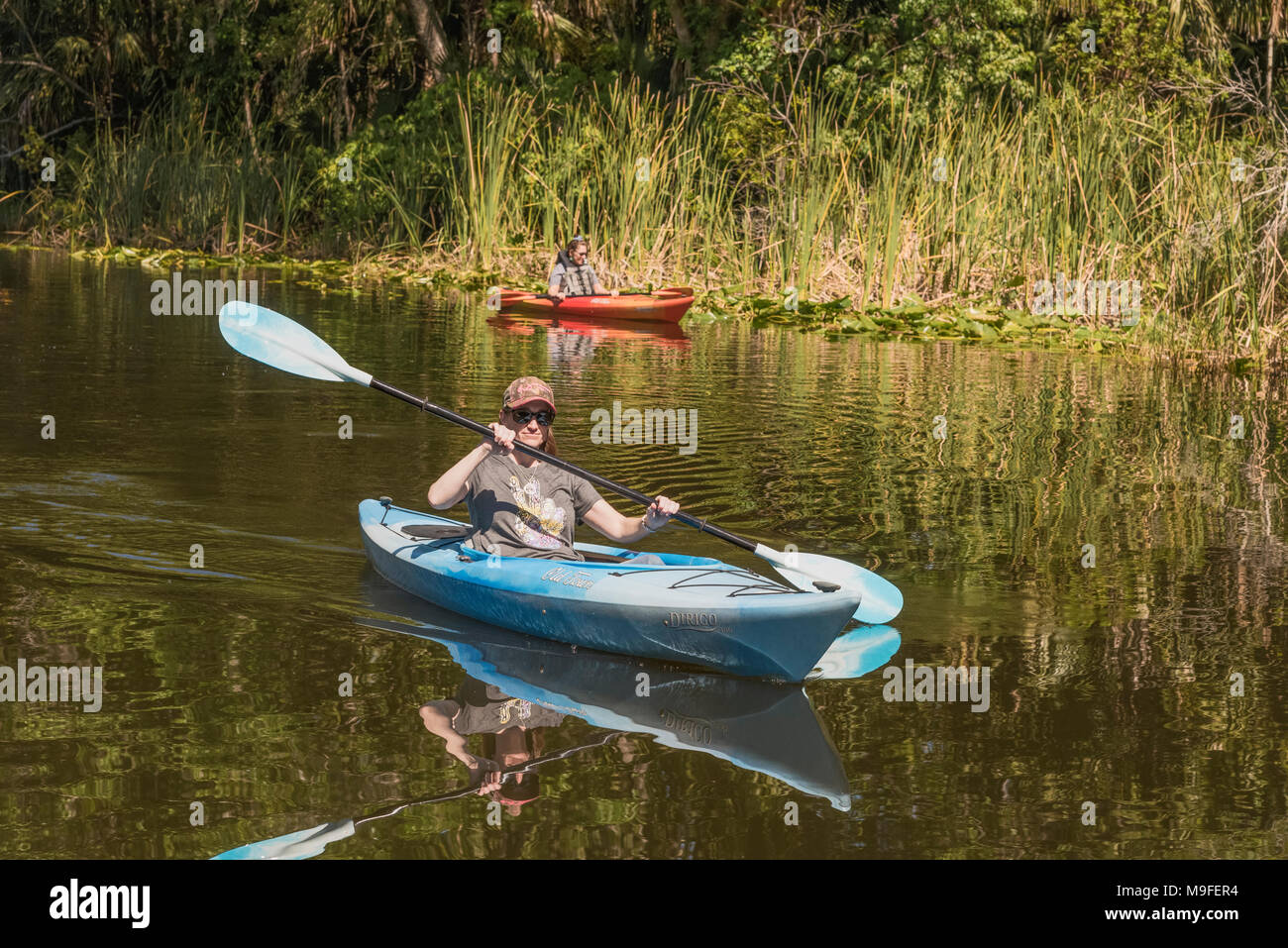 Le kayak filles Haines Creek River dans le comté de Lake en Floride. Banque D'Images