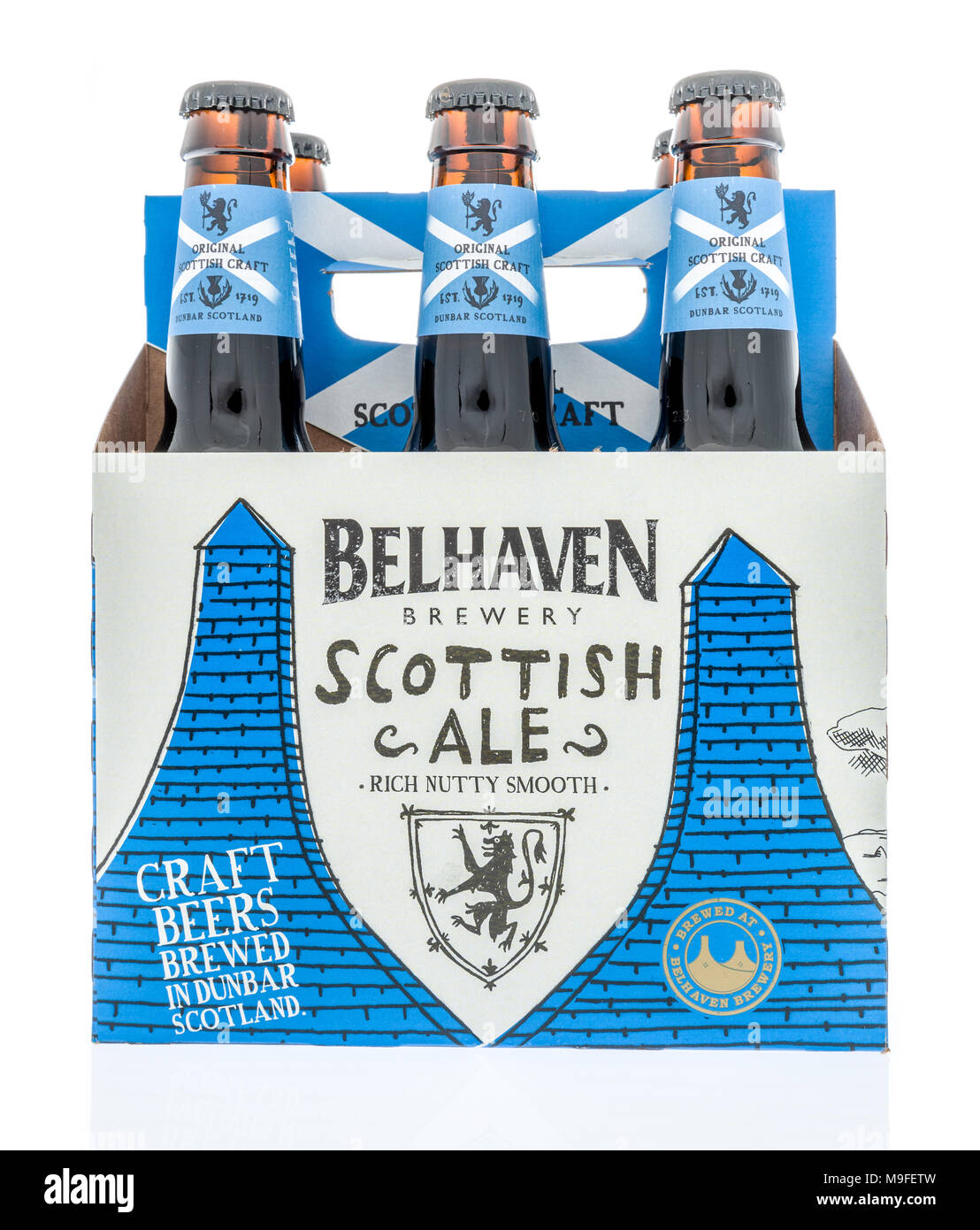 Winneconne, WI - 17 mars 2018 : un six-pack de Belhaven Scottish ale bière sur un fond isolé. Banque D'Images