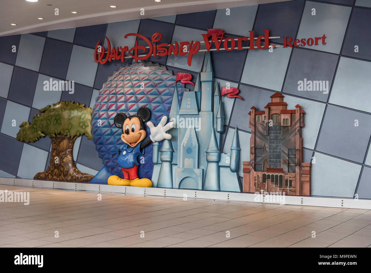 Micky Mouse Statue situé dans l'aérogare à l'Aéroport International d'Orlando Florida USA Banque D'Images