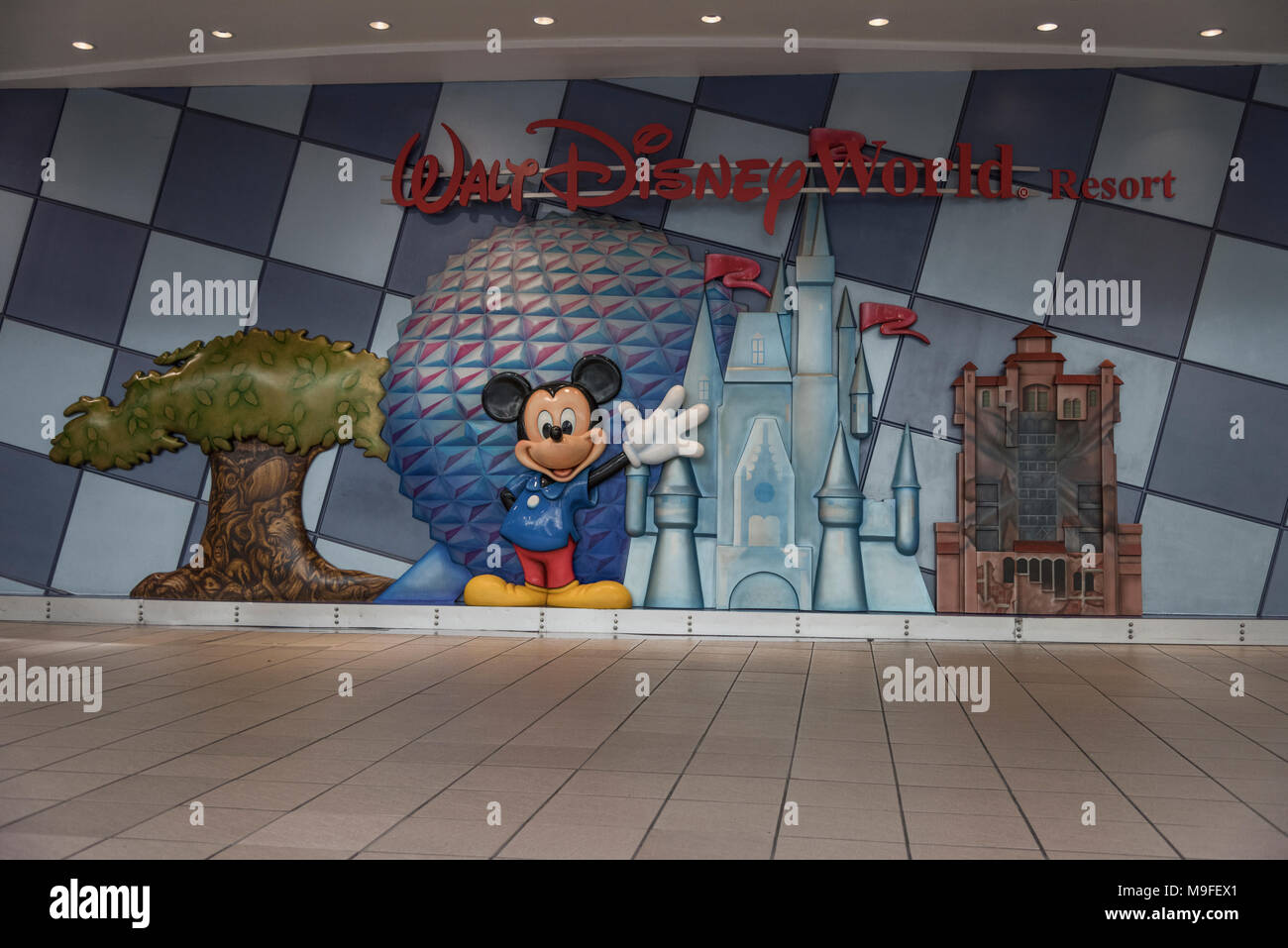 Micky Mouse Statue situé dans l'aérogare à l'Aéroport International d'Orlando Florida USA Banque D'Images