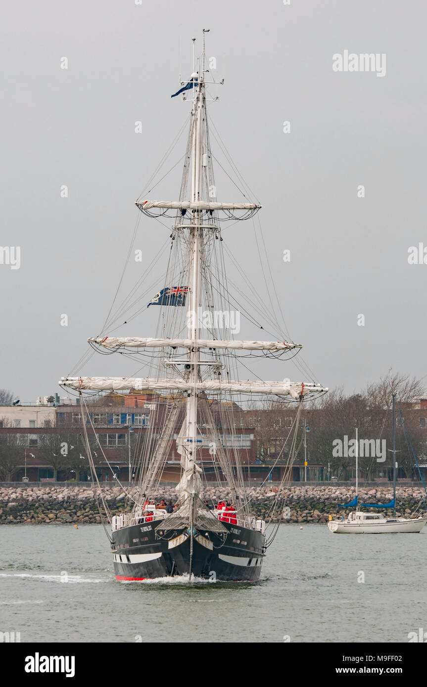 Les Cadets de la Sail Training Flagship, TS, au départ royaliste Le port de Portsmouth, Royaume-Uni le 25 mars 2018. Banque D'Images