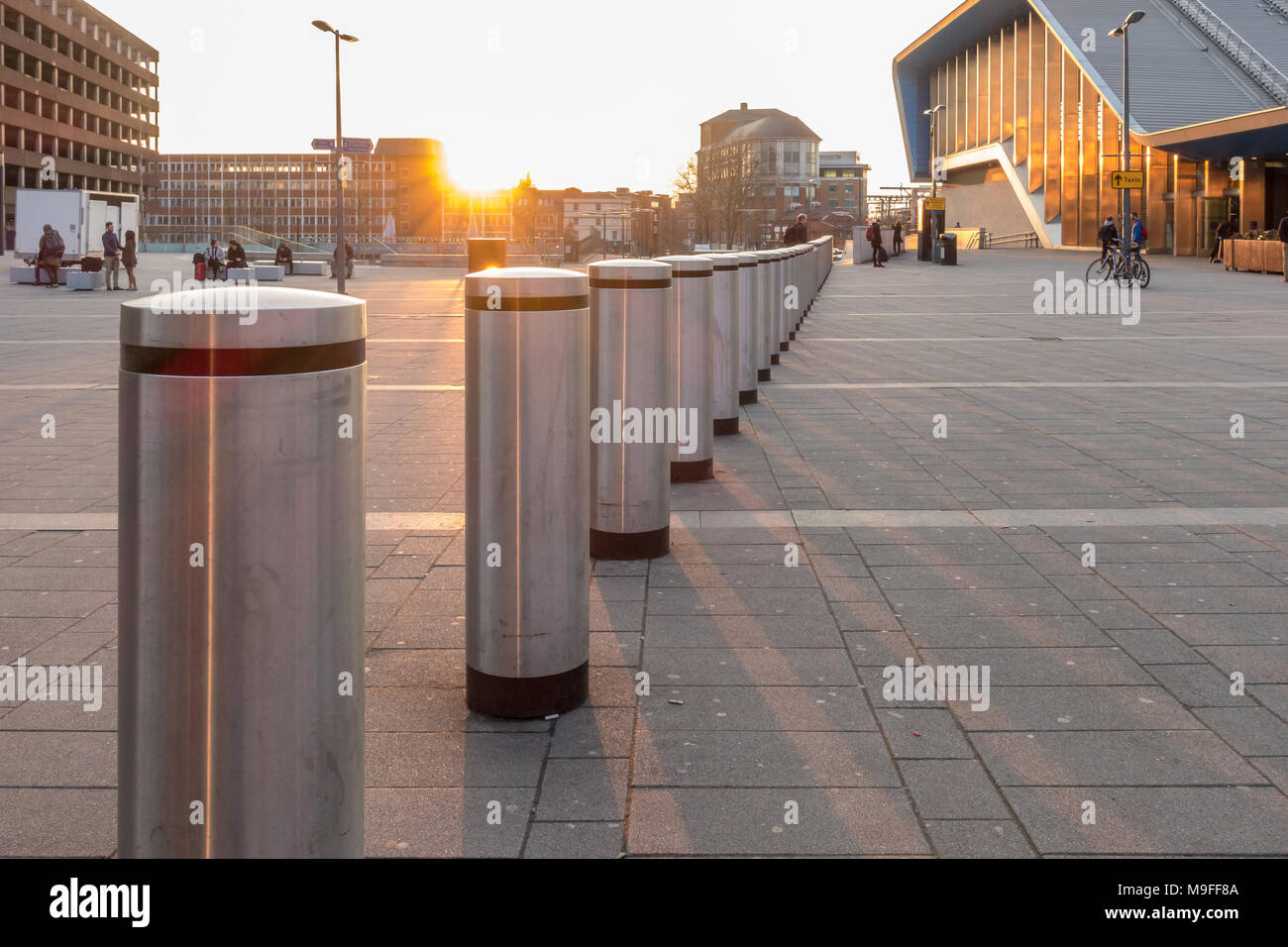 Une ligne de bornes métalliques forment une barrière de protection des piétons forme attaque terroriste en véhicule à moteur à l'extérieur de la gare de Reading au Royaume-Uni Banque D'Images