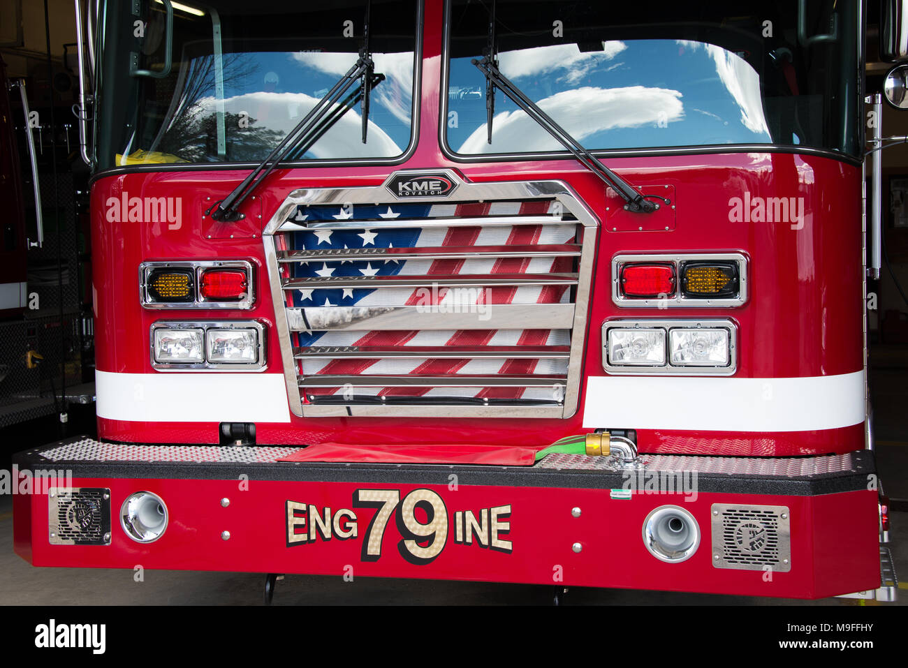 Vue de face d'un camion incendie KME garés dans le spéculateur Volunteer Fire Department fire house en spéculateur, NY USA Banque D'Images
