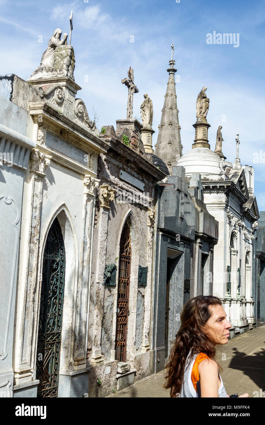Buenos Aires Argentina,Cementerio de la Recoleta Cemetery,historique,tombes statues,mausolées,marbre,adultes femme femme femme femme,visiteurs trave Banque D'Images