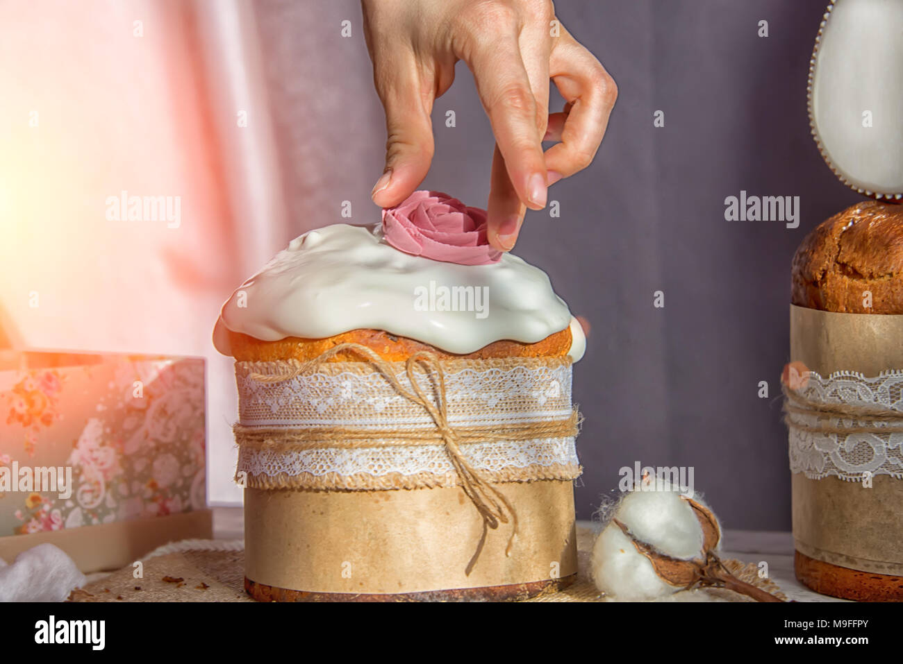 Gâteau de Pâques dans les mains de la jeune fille à ajouter à la crème cake Banque D'Images
