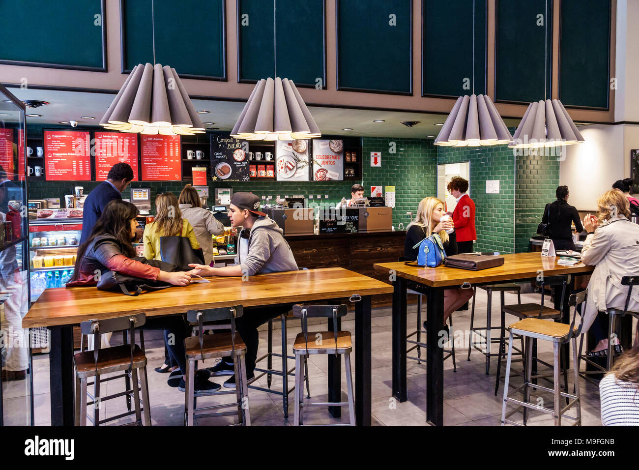 Buenos Aires Argentina,Starbucks Coffee,café,client,homme hommes,femme femmes,garçon garçons,enfant enfants enfants jeunes,filles,fem Banque D'Images