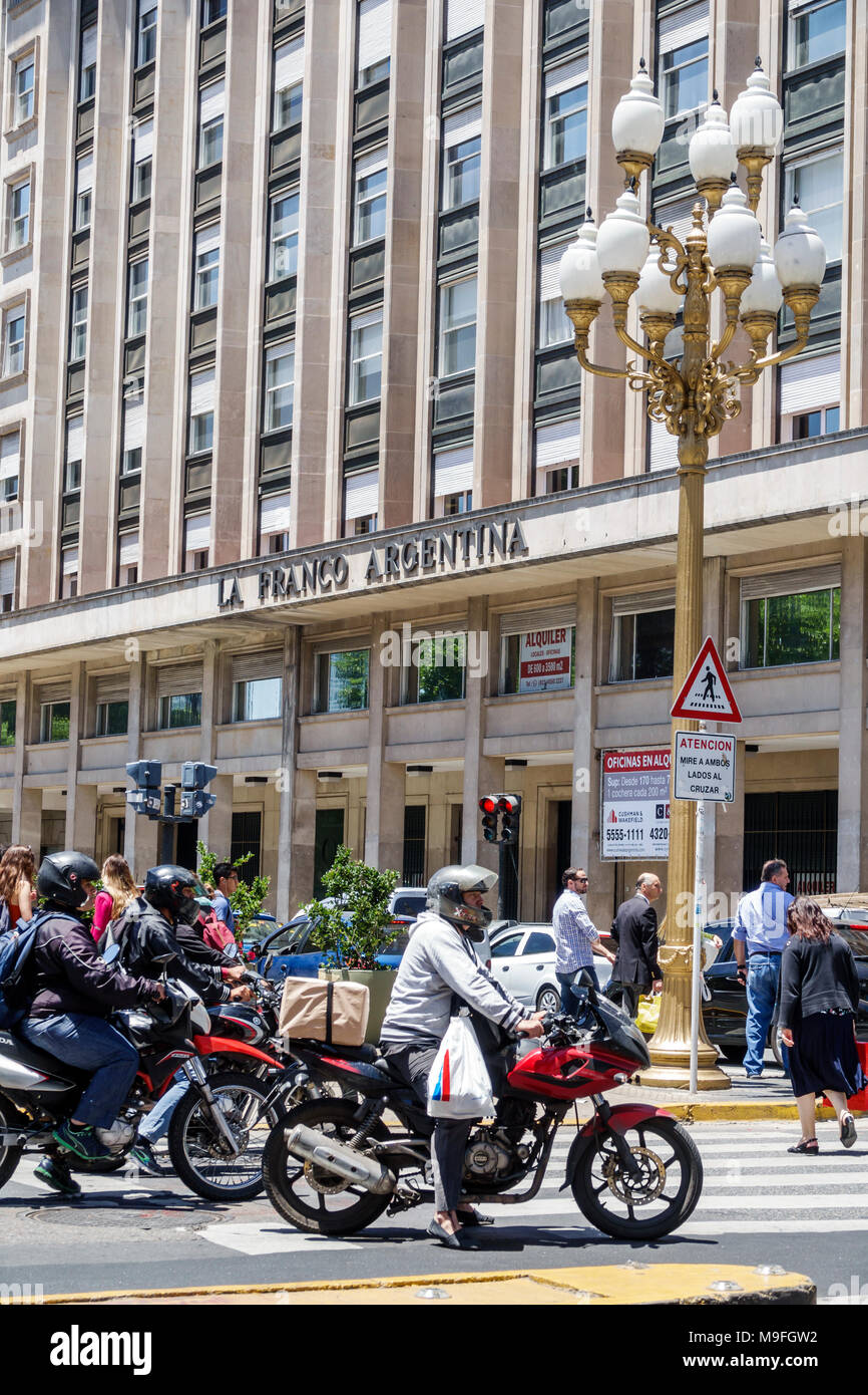Buenos Aires Argentine,Plaza de Mayo,trafic arrêté,motos,casque,immeuble de bureaux,passage piéton,hispanique,ARG171128276 Banque D'Images