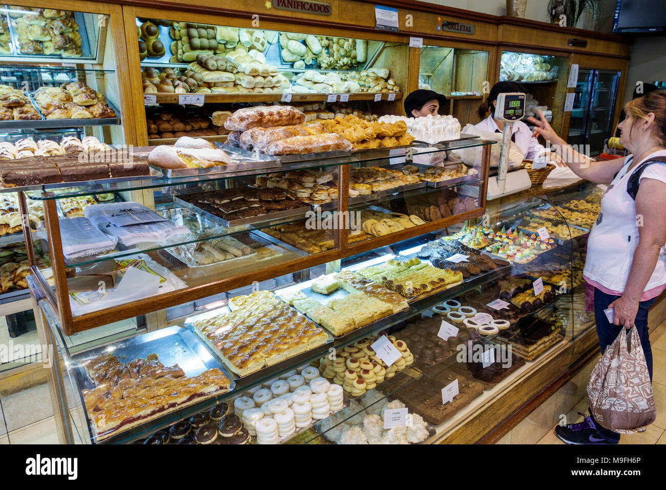 Buenos Aires Argentina,Belgrano,Antigua Belgrano,boulangerie,pâtisserie,comptoir,exposition,intérieur,adultes femme femme femme dame,boutique Banque D'Images