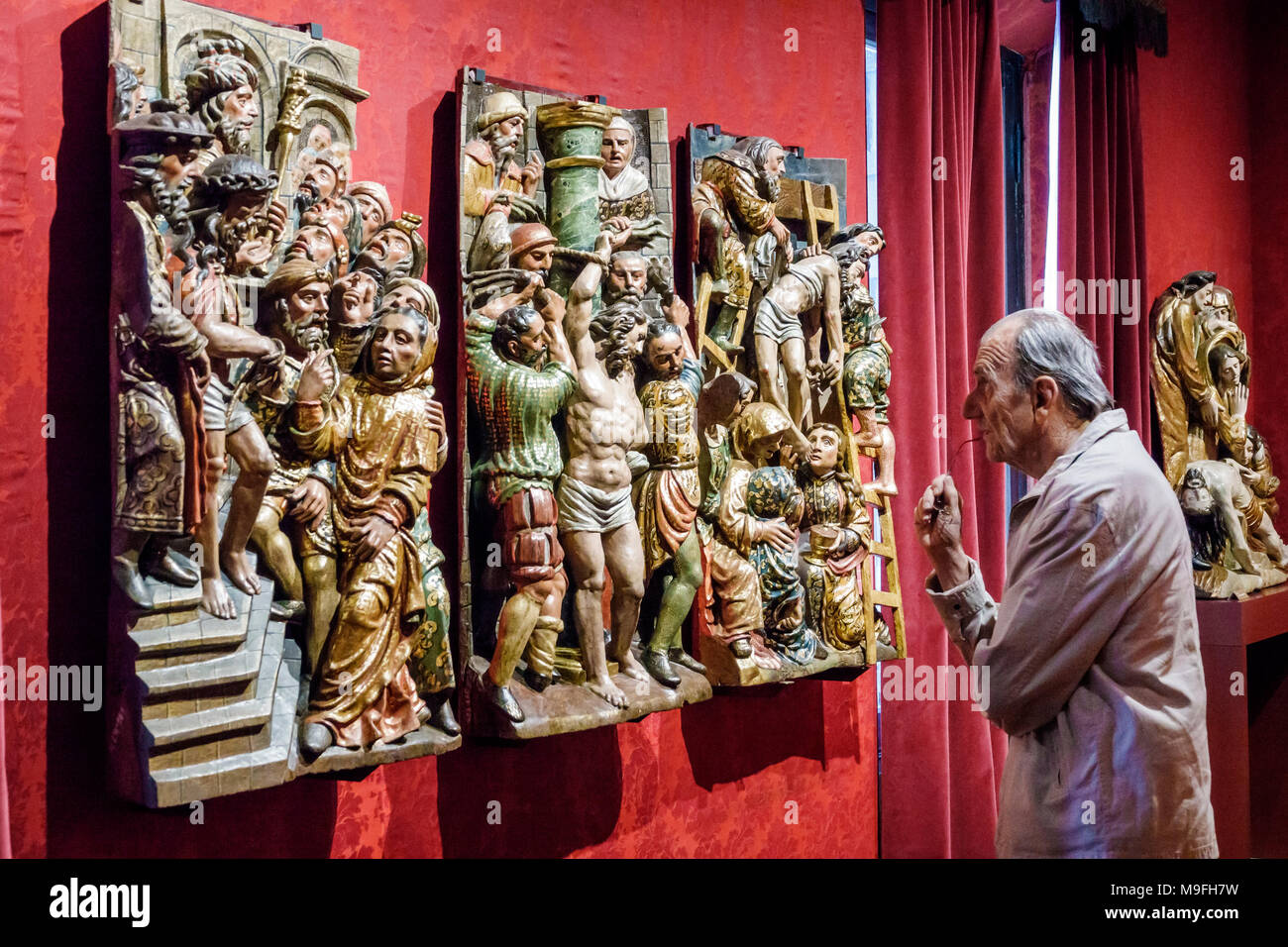 Buenos Aires Argentina,Belgrano,Musée d'art espagnol Museo de Arte Espanol Enrique Larreta,intérieur,sculpture relief,homme hommes,recherche,HISP Banque D'Images