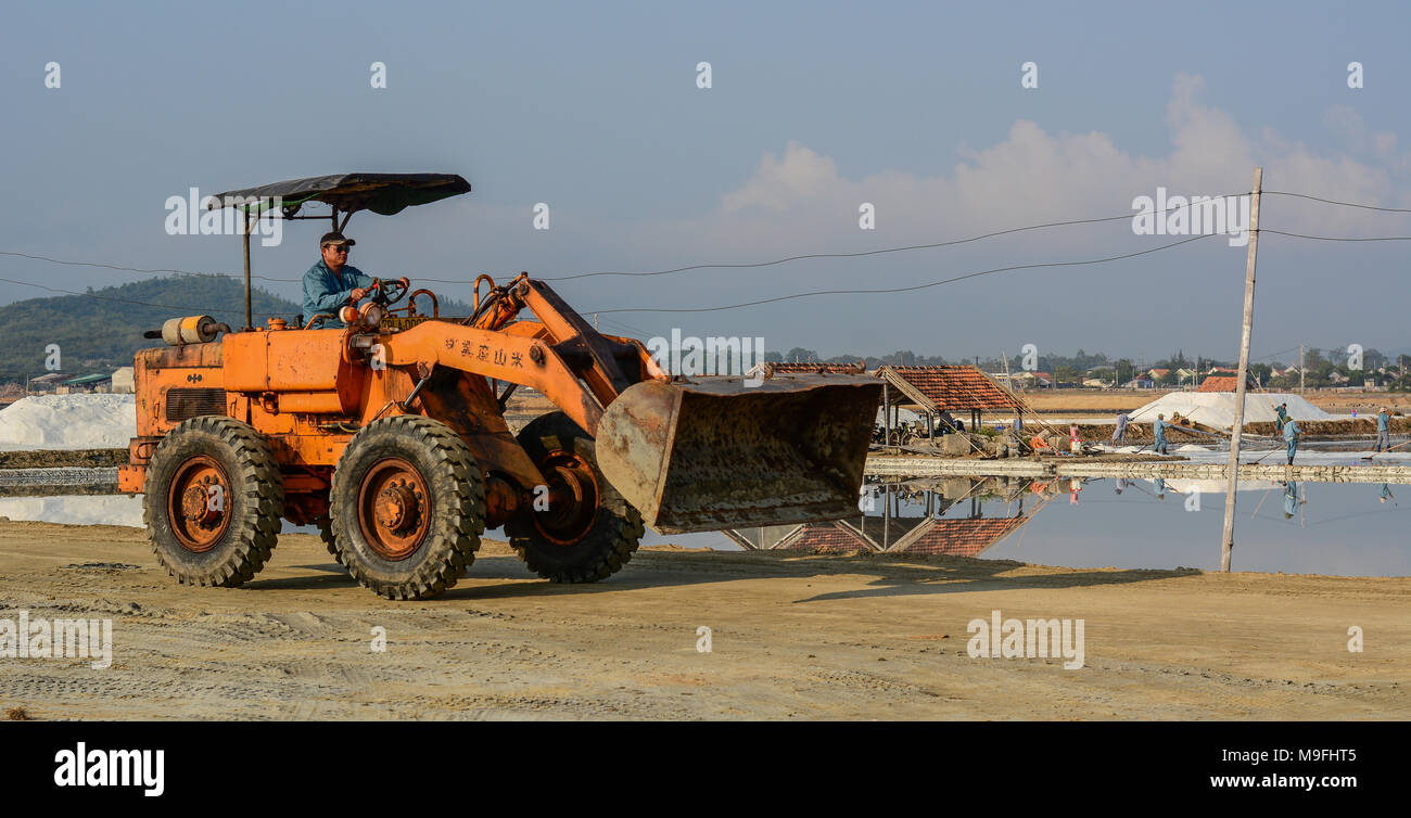 Ninh Hoa, Vietnam - Mai 21, 2016. Un excavateur de travailler sur le champ de sel à Ninh Hoa, Vietnam. Ninh Hoa est considéré comme l'un des plus grands champs de sel n Banque D'Images