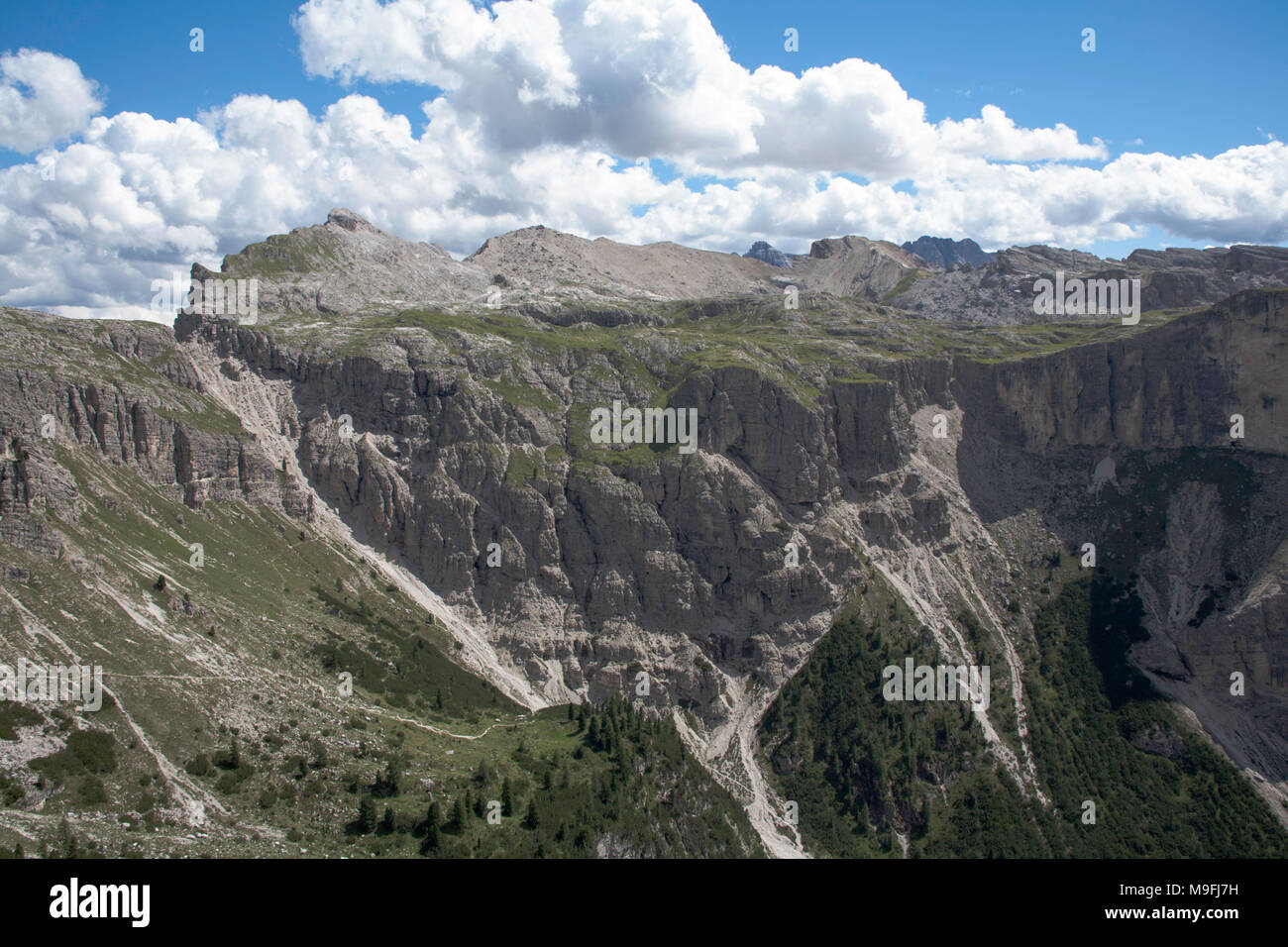 Vue depuis le Col del Puezhutte Puez et la à l'Ciampei Forc de l'Altipiano de Crespeina Ciampei Sas et Sas ci-dessus de Ciampac Selva Val Gardena Italie Banque D'Images