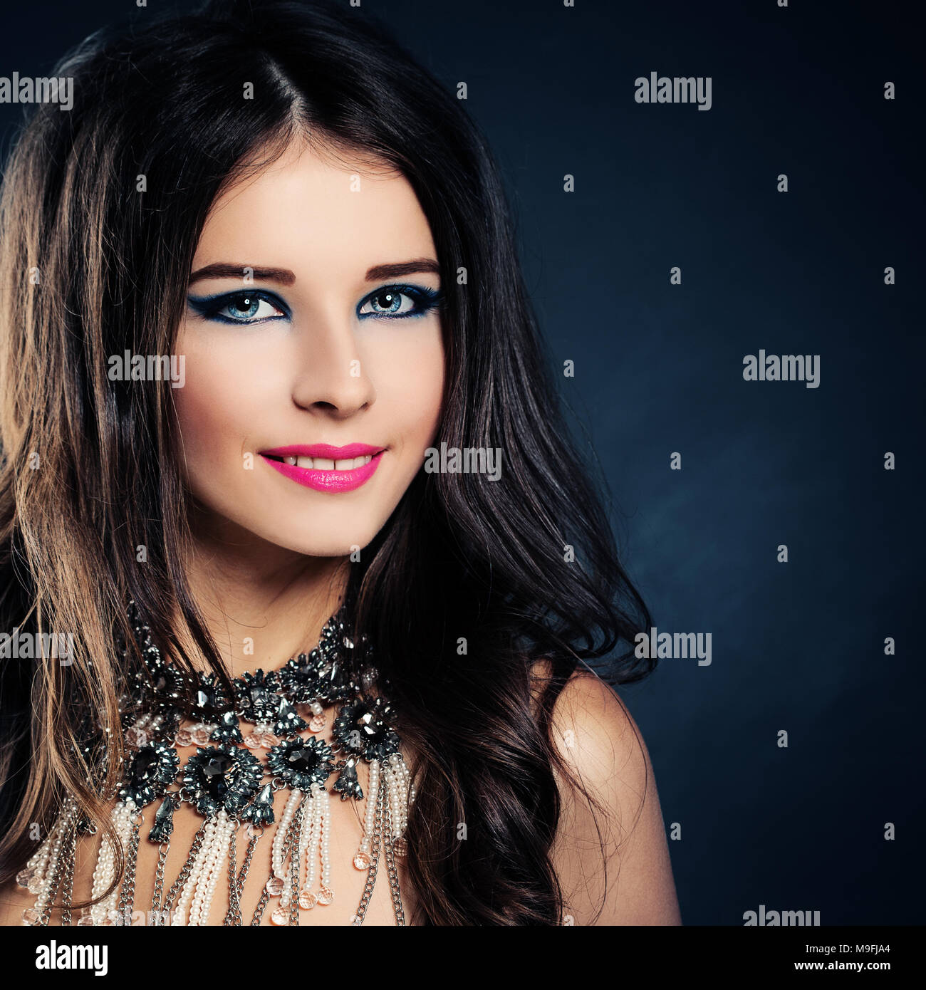 Femme Fashion model. Visage mignon. Cheveux bouclés, Miroir, collier Banque D'Images