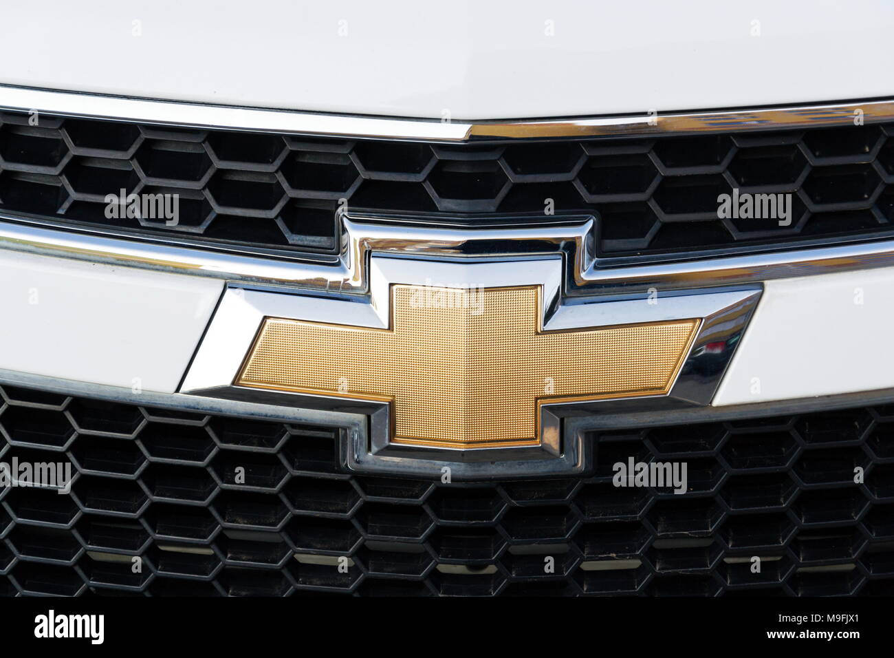 PRAGUE, RÉPUBLIQUE TCHÈQUE - le 25 mars 2018 : Chevrolet Division de General Motors Company Logo sur silver car le 25 mars 2018 à Prague, République tchèque. Banque D'Images