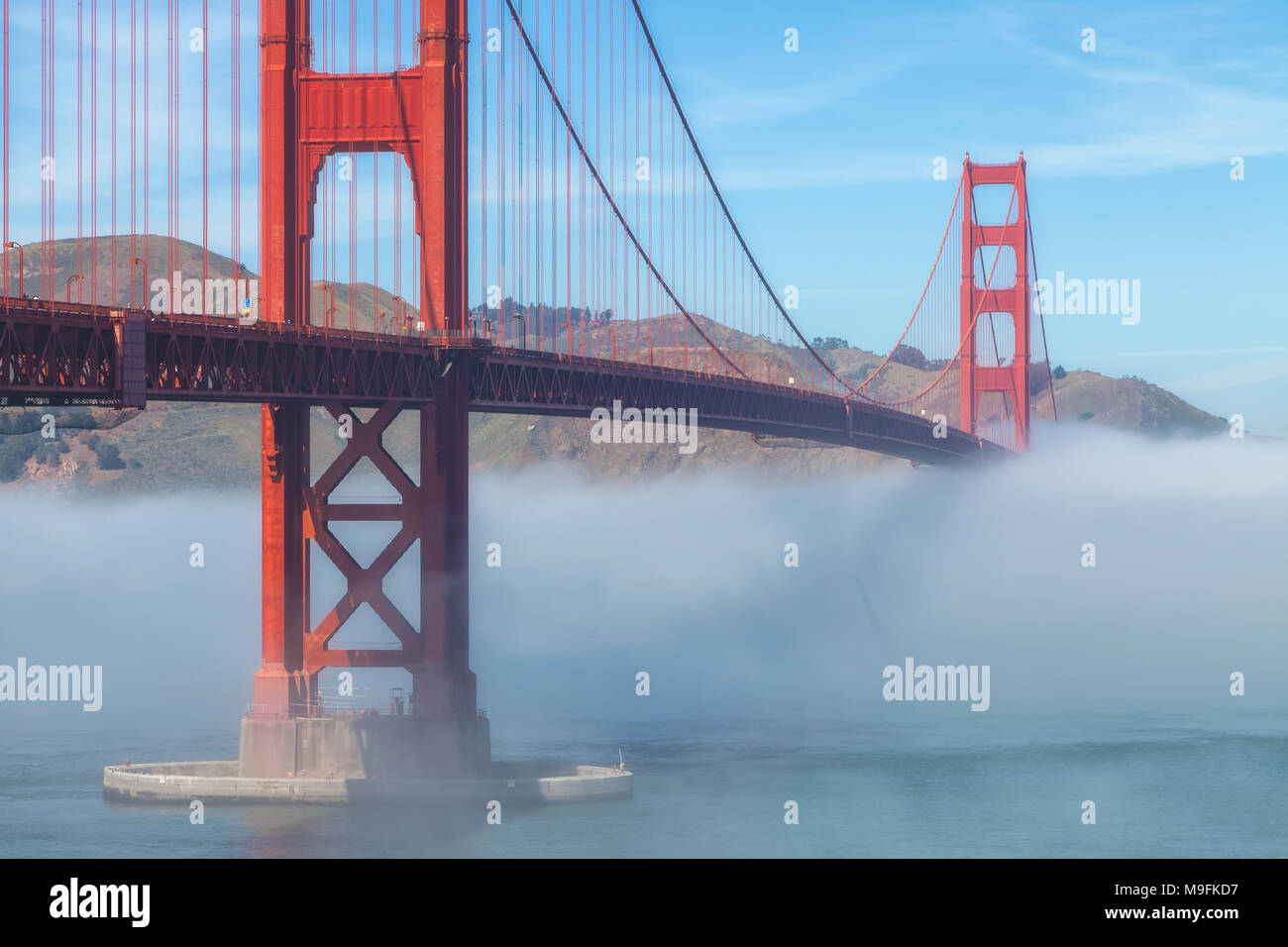 Bas épais brouillard formé sous le Golden Gate Bridge à San Francisco, Californie, États-Unis, sur une première matinée de printemps. Banque D'Images