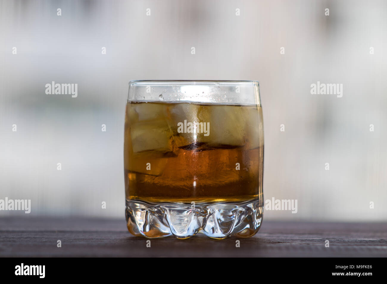 Un verre de whisky avec de la glace. Cognac avec de la glace Banque D'Images