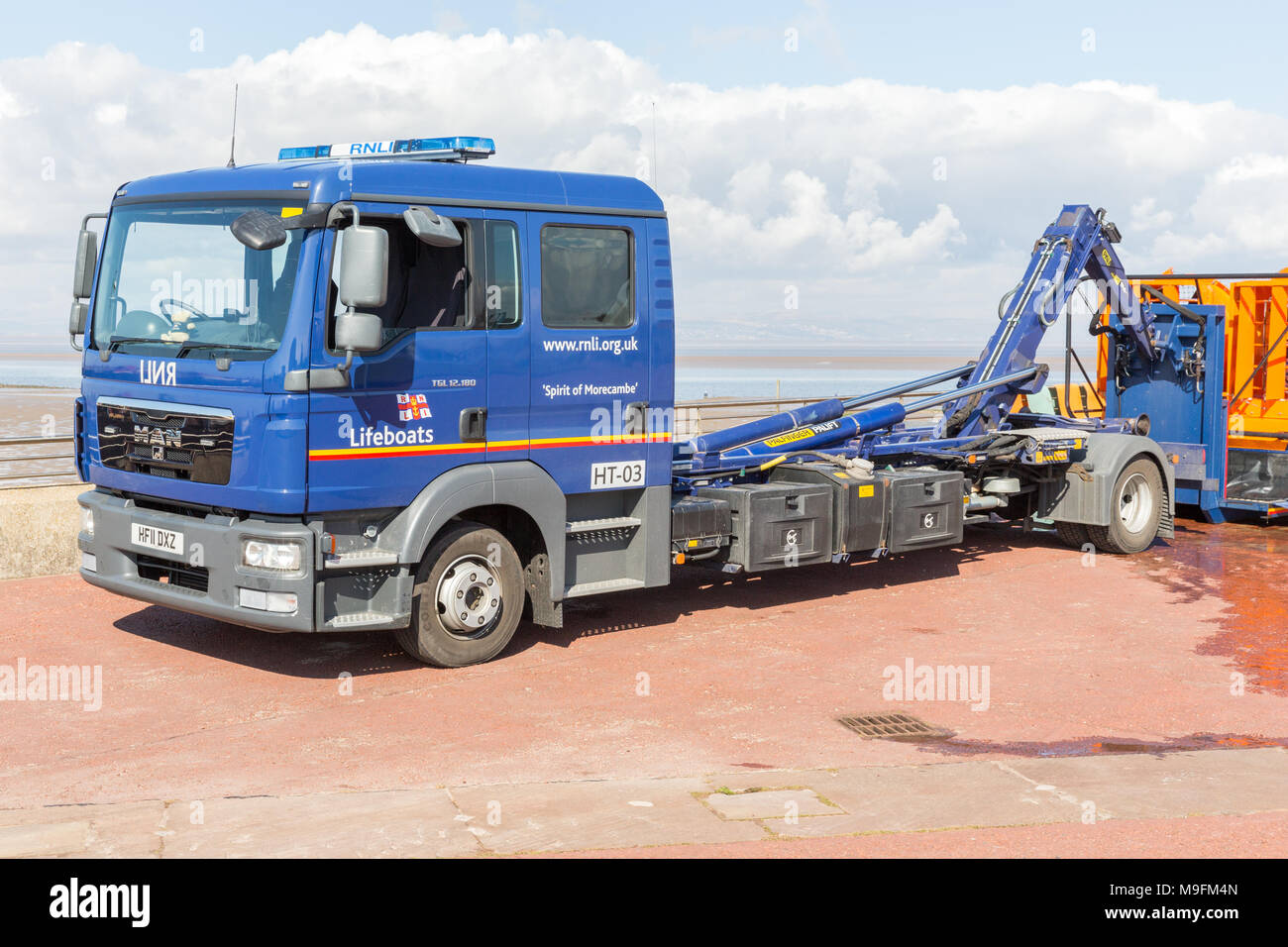 L'aéroglisseur de la RNLI Morecambe Bay d'être arrosé avec de l'eau fraîche après avoir été appelé pour un sauvetage Banque D'Images