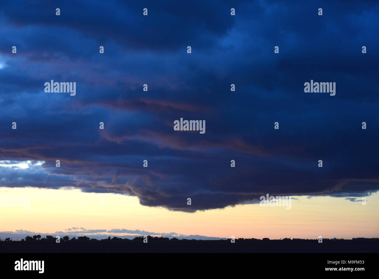 De sombres nuages dans un ciel d'orage au crépuscule Banque D'Images