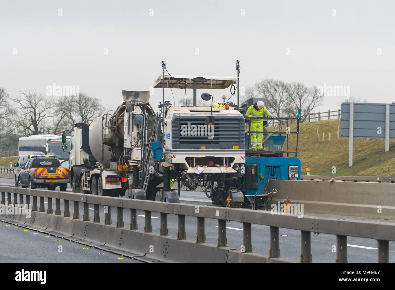 Extrudacurb la construction de barrière de béton centrale de réservation sur l'autoroute britannique à l'aide de béton slipform Banque D'Images
