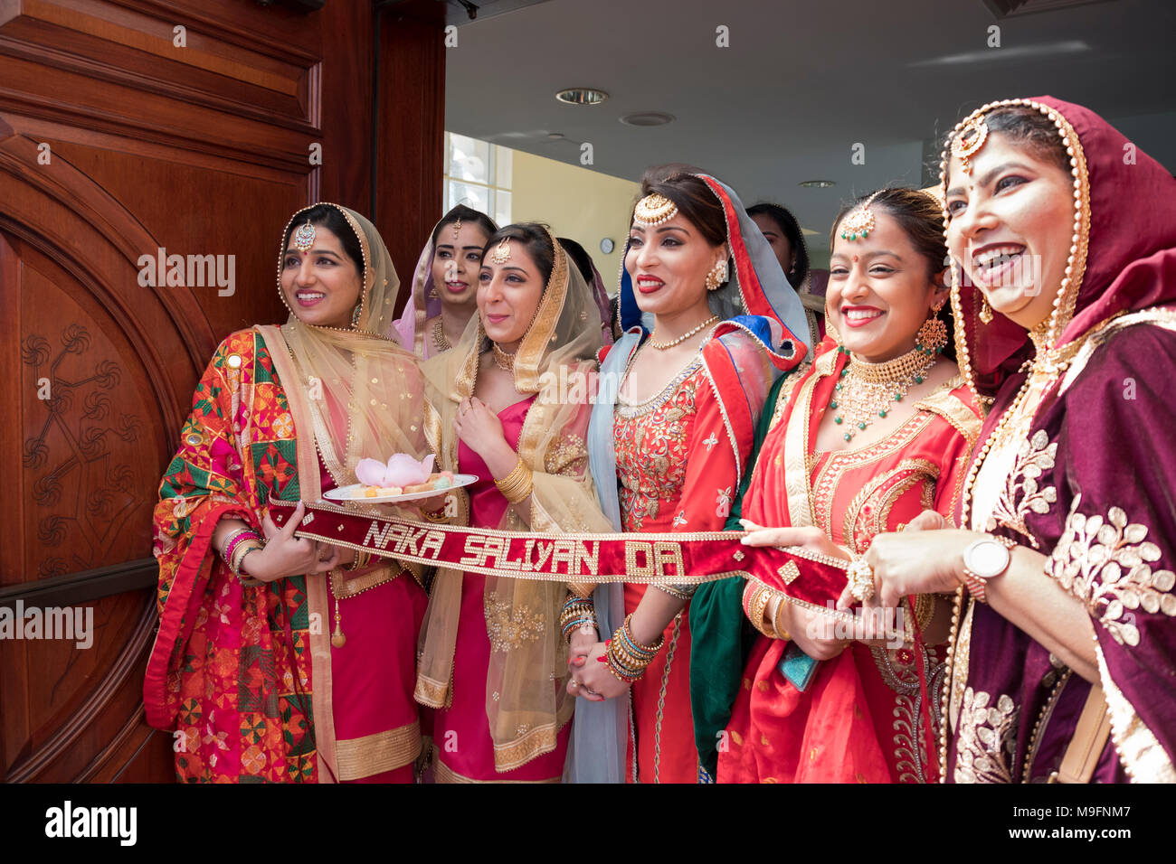 Les femmes sikhes à l'attrayant Sallyan Naka da la cérémonie à l'occasion d'un mariage à Richmond Hills, dans le Queens à New York. Banque D'Images