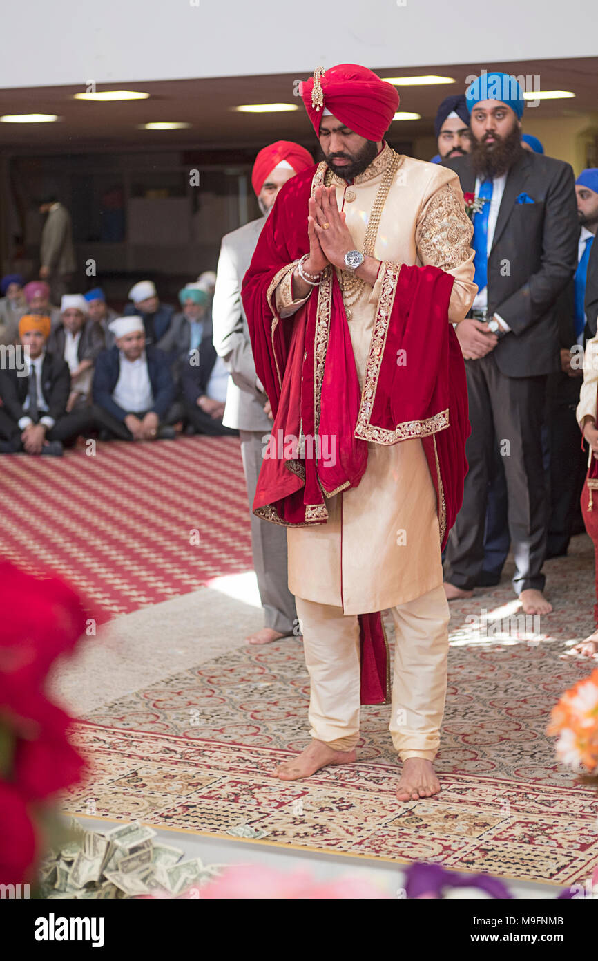 Un groom s'approche de la modifier lors d'une cérémonie de mariage sikh à Richmond Hill, dans le Queens à New York. Banque D'Images