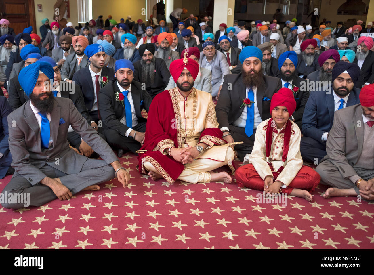 Un groom assis avec son frère au début d'une cérémonie de mariage sikh à Richmond Hill, dans le Queens à New York. Banque D'Images