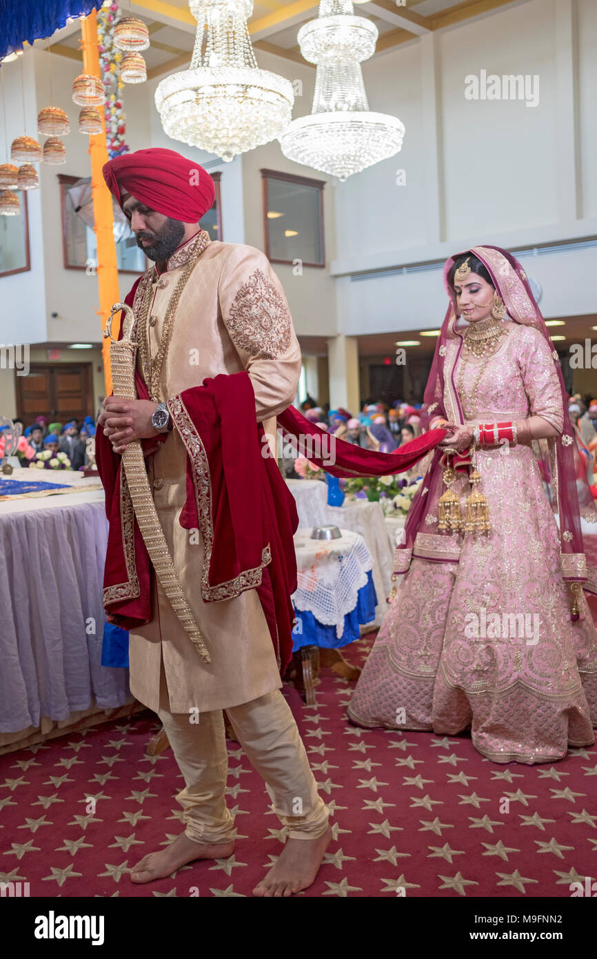 Les mariés lors d'une cérémonie de mariage sikh à Richmond Hill, dans le Queens à New York. Banque D'Images