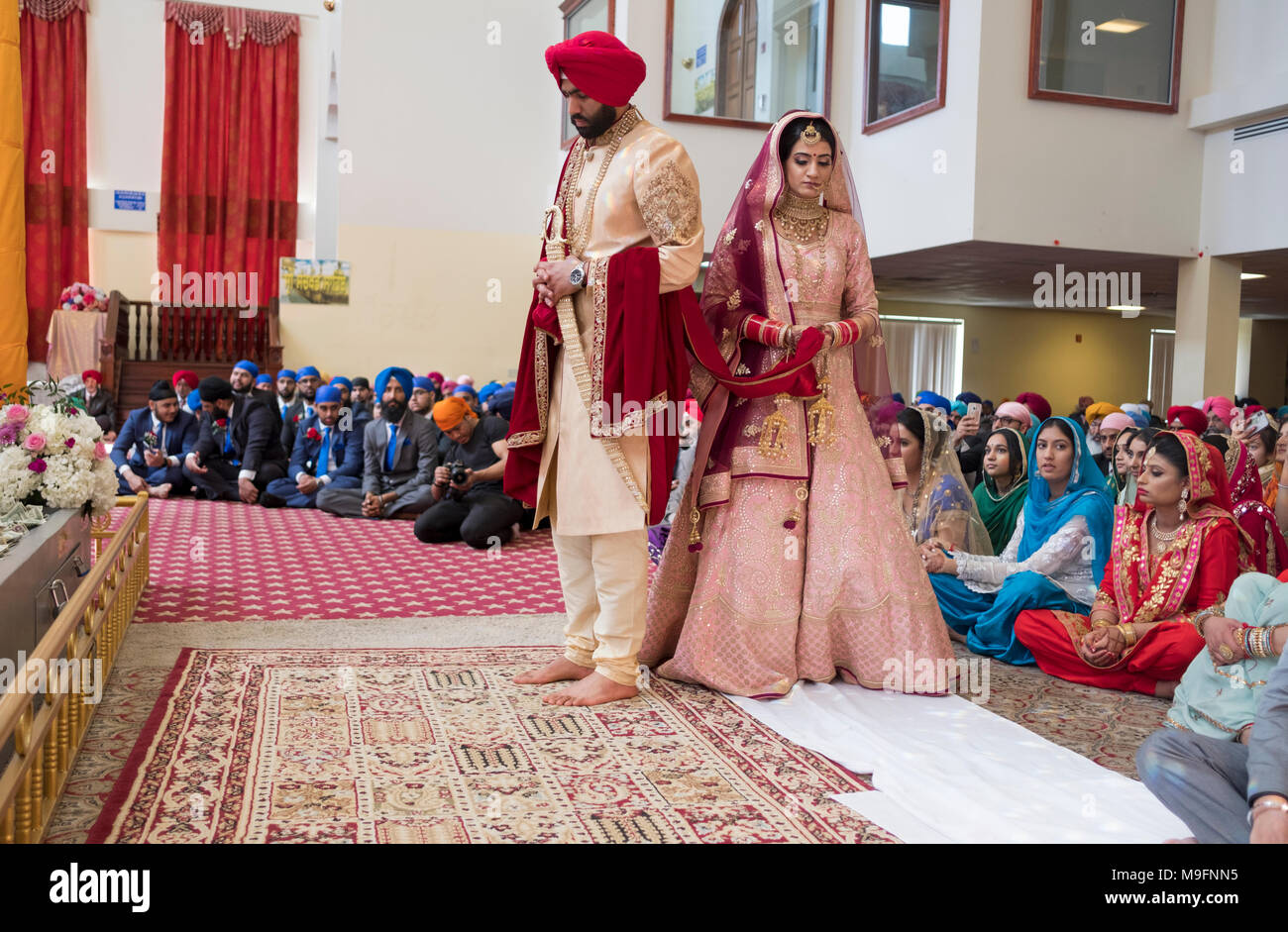 Les mariés lors d'une cérémonie de mariage sikh à Richmond Hill, dans le Queens à New York. Banque D'Images