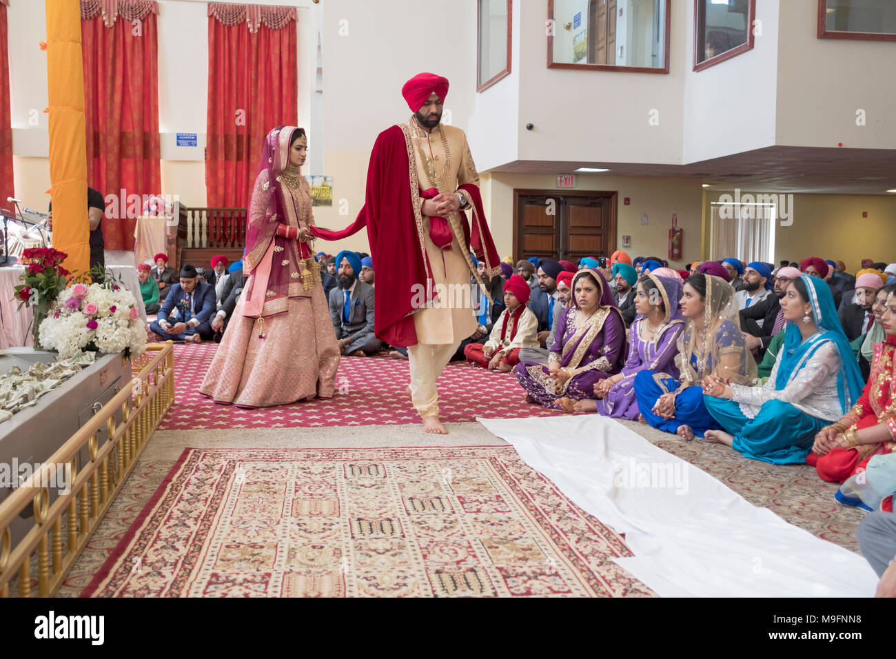 Les mariés lors d'une cérémonie de mariage sikh à Richmond Hill, dans le Queens à New York. Banque D'Images