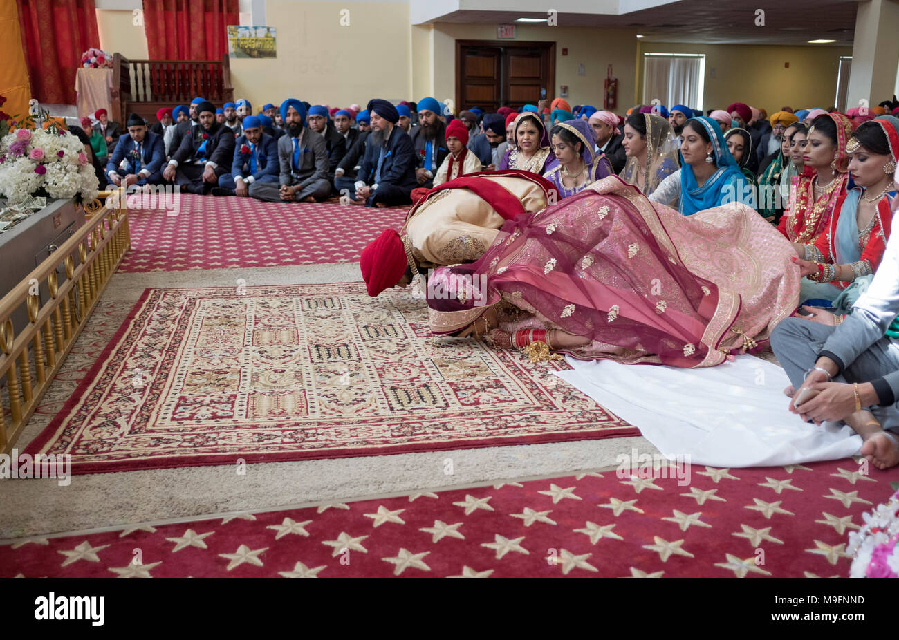 Les mariés lors d'une cérémonie de mariage sikh à Richmond Hill, dans le Queens à New York. Banque D'Images