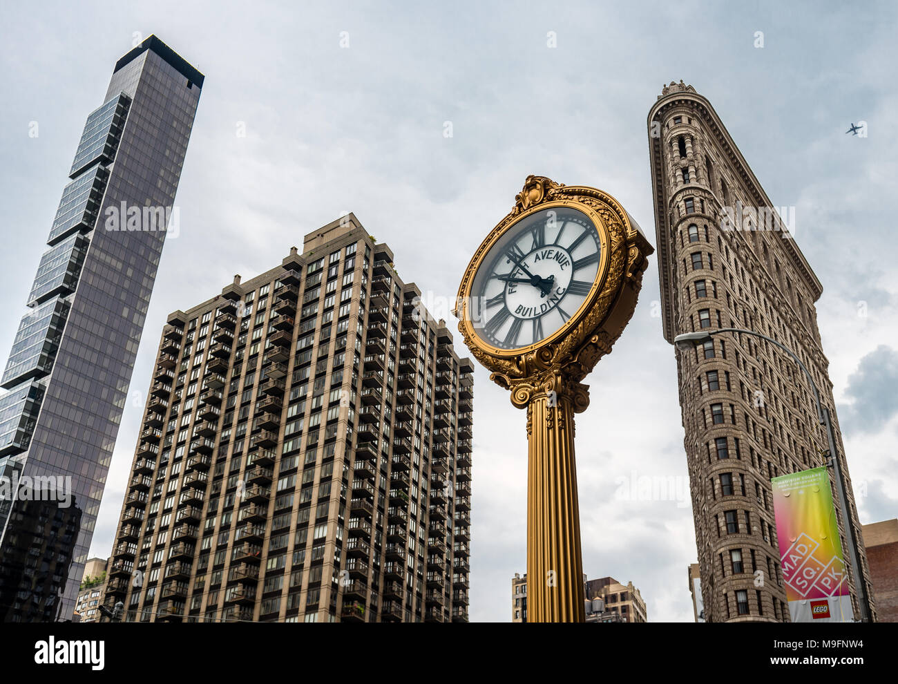 Avis d'un bâtiment Flatiron Building, Madison et le trottoir en fonte à l'extérieur de l'horloge (centre), jouets dans Madison Square, à Manhattan, New York. Banque D'Images