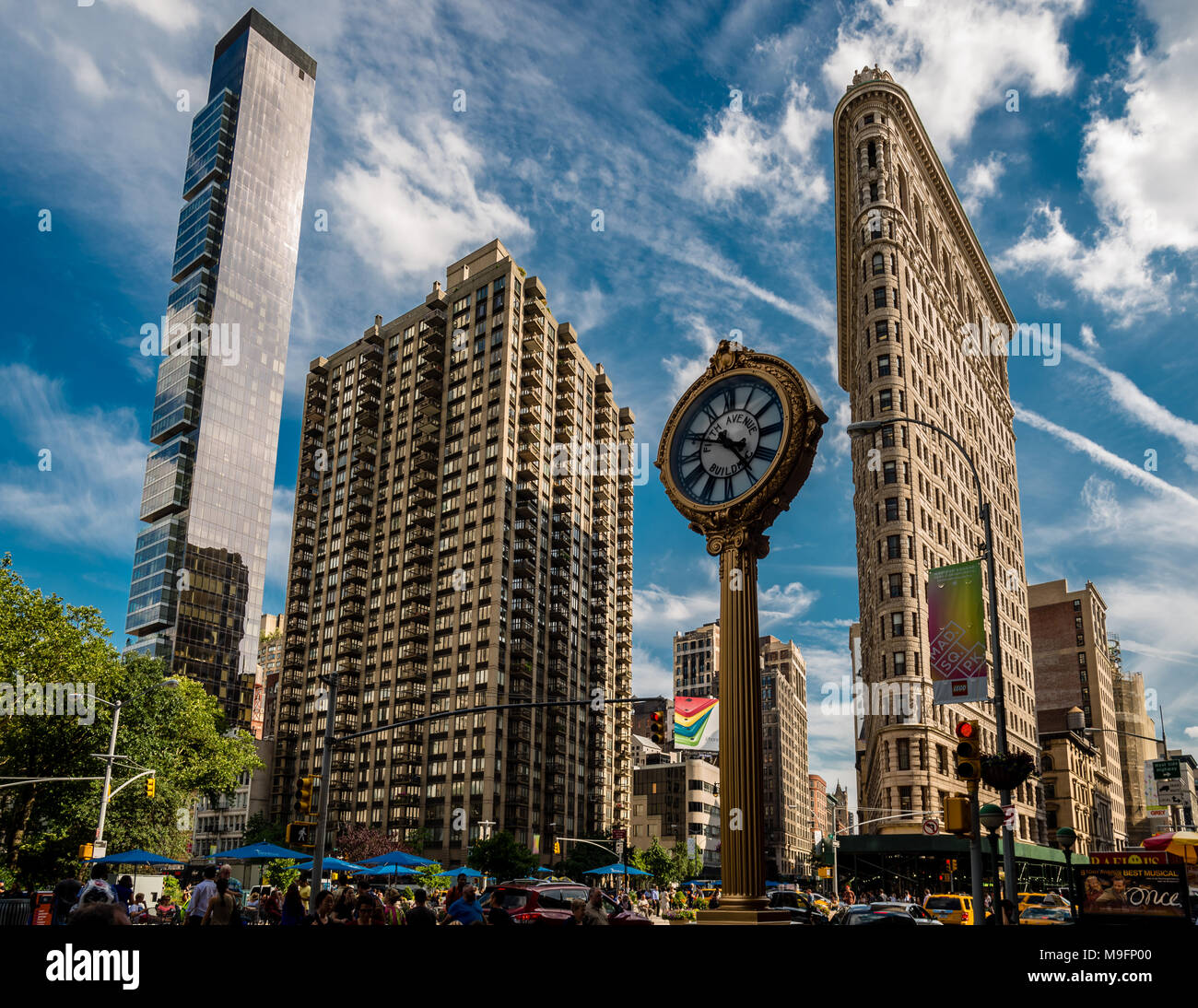 Avis d'un bâtiment Flatiron Building, Madison et le trottoir en fonte à l'extérieur de l'horloge (centre), jouets dans Madison Square, à Manhattan, New York. Banque D'Images