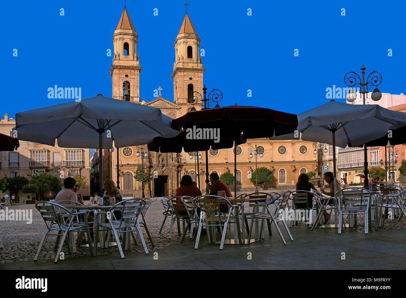 San Antonio Square. Terrasse du bar et de l'église. Cadix. Région de l'Andalousie, Espagne, Europe Banque D'Images