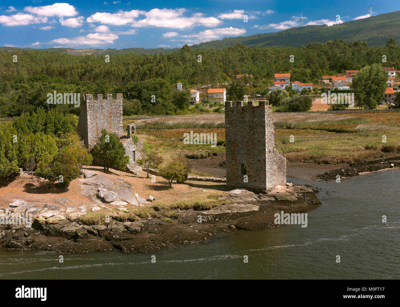 La rivière Ulla et Torres del Oeste (tours de l'Ouest, également appelé Tours Viking). Catoira. Pontevedra province. Région de la Galice. L'Espagne. L'Europe Banque D'Images