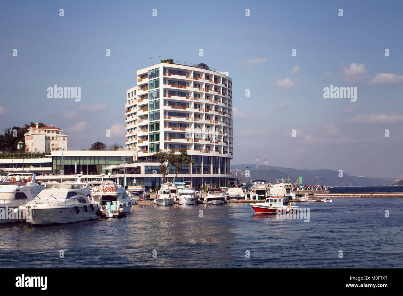 Voir des bateaux et yachts et hôtel à Tarabya d'Istanbul. Banque D'Images