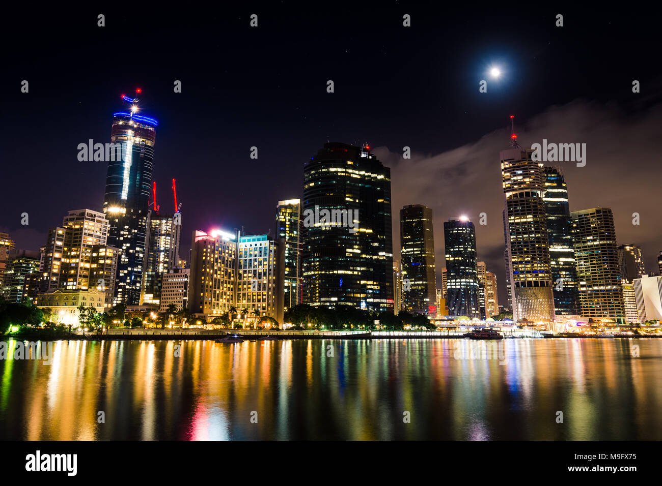 Premier quartier de lune sur la ville de Brisbane pendant l'heure de la Terre 2018 Banque D'Images