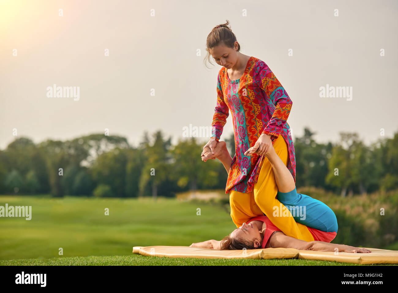 Massage des pieds thaïlandais de l'exercice. Massage thaïlandais dans le parc d'été. Banque D'Images