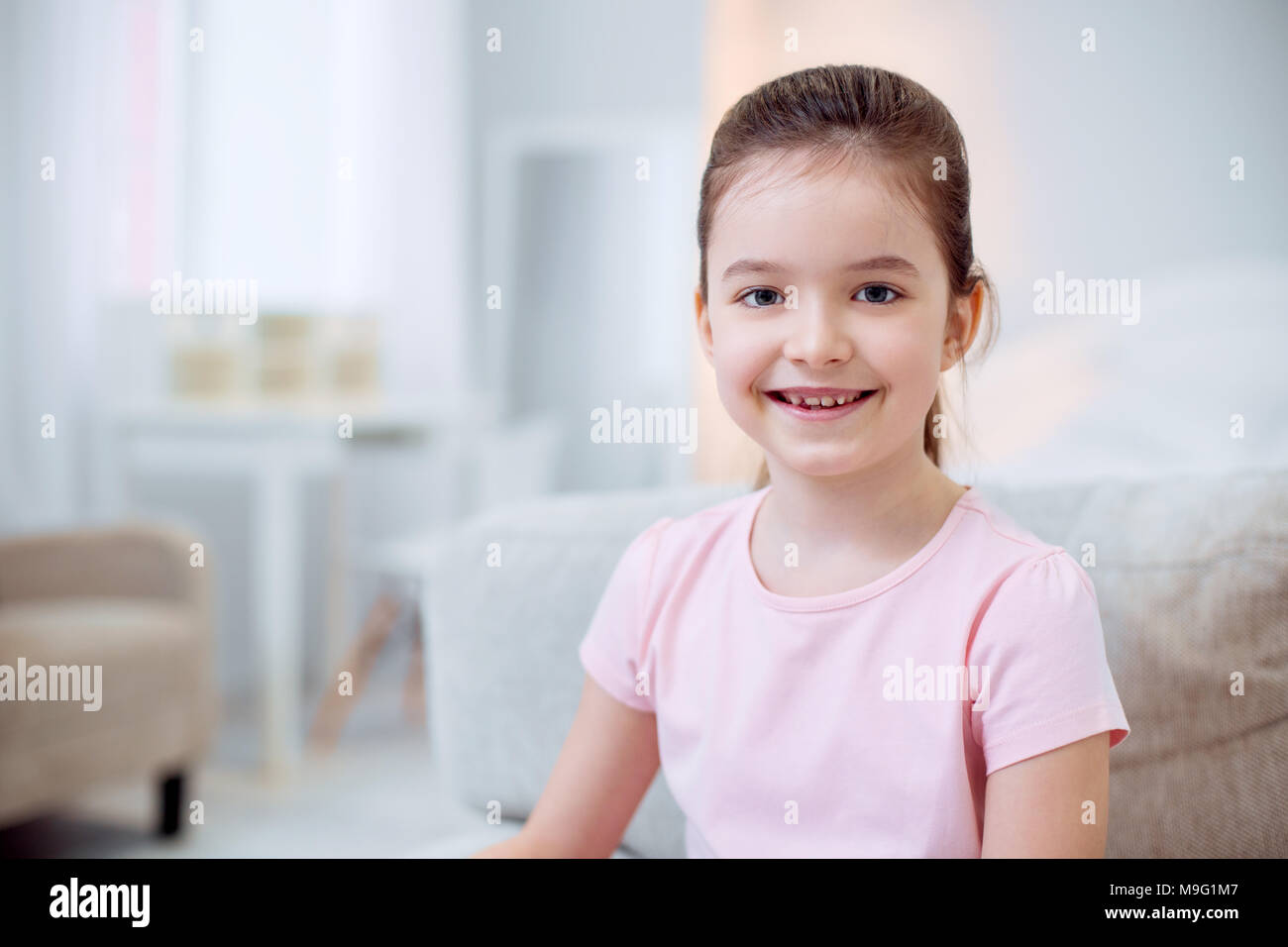 Belle cheerful girl smiling to camera Banque D'Images