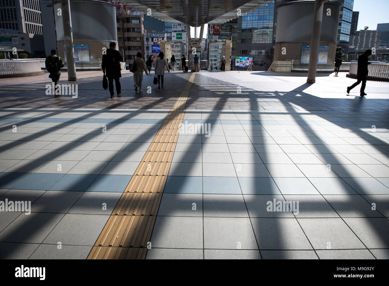 Dimanche. Mar 25, 2018. TOKYO, JAPON - 25 mars : les gens à pied en 24h du matin le dimanche, Mars 25, 2018 à Shinagawa, Tokyo, Japon. (Photo : Richard Atrero de Guzman/AFLO) Banque D'Images