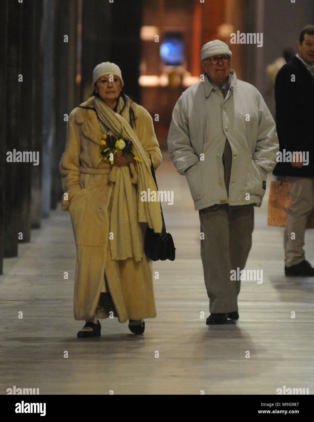 Esclusivo.Milano. Carla Fracci avec son mari Beppe Menegatti, marcher sur  la Via Montenapoleone Photo Stock - Alamy