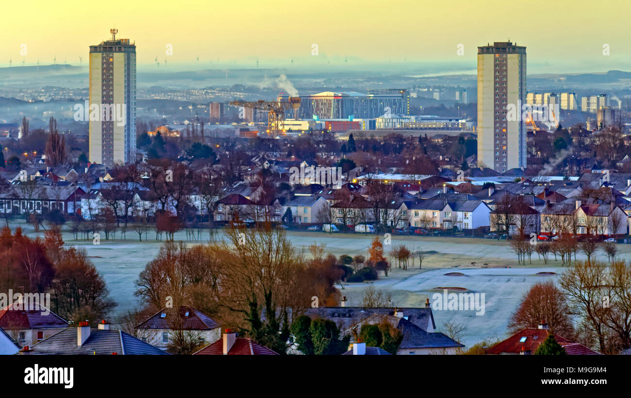 Glasgow, Écosse, Royaume-Uni 26 mars 2018. La panoplie du Royaume-Uni au sud de la métropole avec les tours de scotstoun et sa vieille grue chantier titan en face de l'université Queen Elizabeth Hospital. Un ciel clair la nuit donne une couleur bonbon l'aube et un début de gel que les verts de golf knightswood deviennent blanches un brouillard froid s'élève de la rivière Clyde dans la distance à filtrer dans la ville. Credit : Gérard ferry/Alamy Live News Banque D'Images
