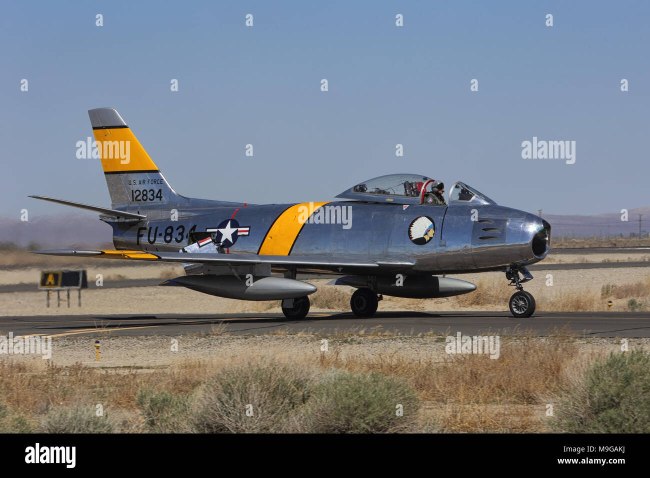 Lancaster, États-Unis. Mar 25, 2018. Un joueur de United States Air Force F-86 Sabre, construit par North American, un taxi après une démonstration au Los Angeles County Air Show. Credit : Kilmer Media/Alamy Live News Banque D'Images