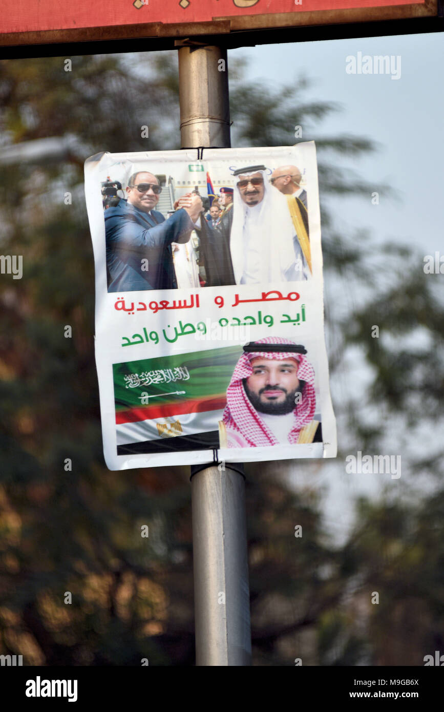 Le Caire, Égypte. 13Th Mar, 2018. Une affiche dans les rues de la capitale égyptienne Le Caire montrant le président Abdel Fattah al-Sisi se serrer la main avec le roi saoudien Salman, ainsi queles Arabie prince Mohammed bin Salman en face des deux drapeaux nationaux, photographié le 13 mars 2018. Utilisation dans le monde entier | Credit : dpa/Alamy Live News Banque D'Images