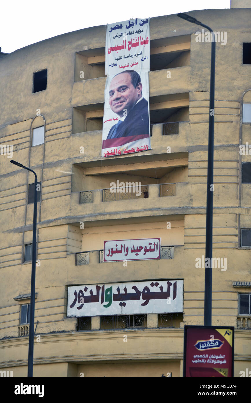 Une grande bannière électorale pour le président sortant, Abdel Fattah al-Sisi s'étendant sur plusieurs étages d'un bâtiment au Caire, sur la photo le 13 mars 2018. Les élections présidentielles auront lieu en Égypte du 26 au 28 mars 2018. Dans le monde d'utilisation | Banque D'Images